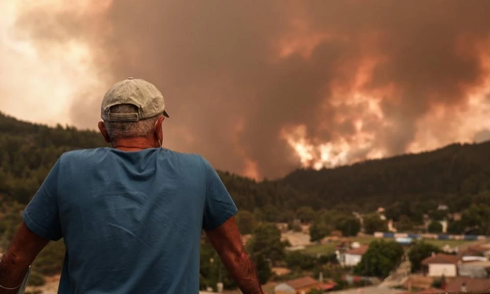  Εύβοια: Μια ανάσα από τους οικισμούς οι πύρινες φλόγες - Εκατοντάδες κάτοικοι εγκαταλείπουν από τη θάλασσα